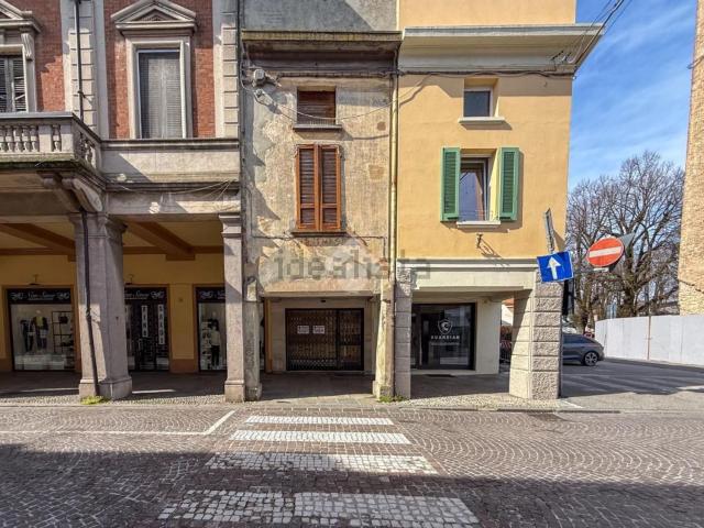 Locale Commerciale in affitto a Castelleone, Lombardia