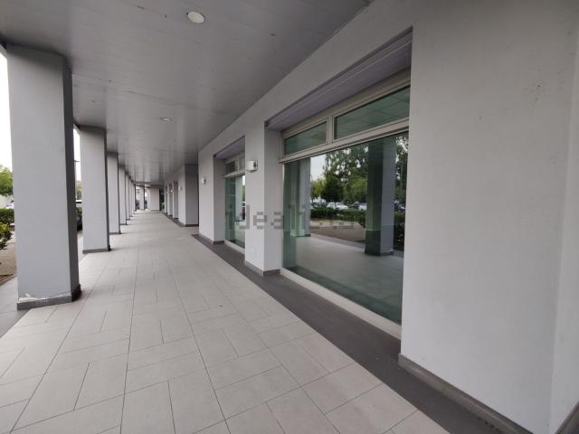 Locale Commerciale in affitto a Cavazzoli, Re