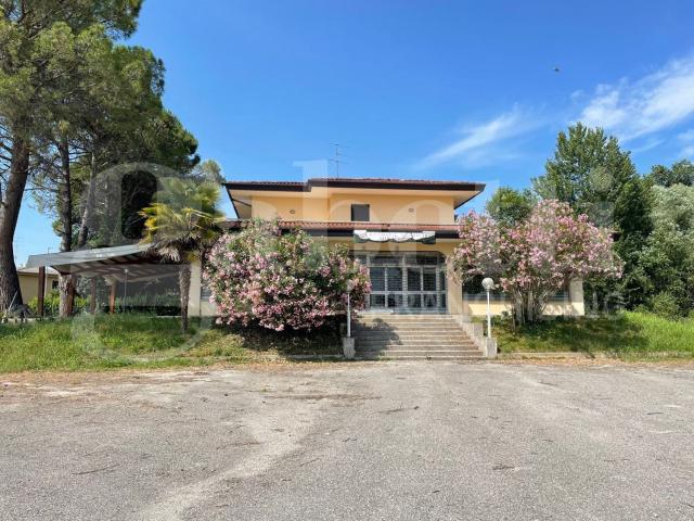 Locale Commerciale in affitto a Sclavons, Cordenons