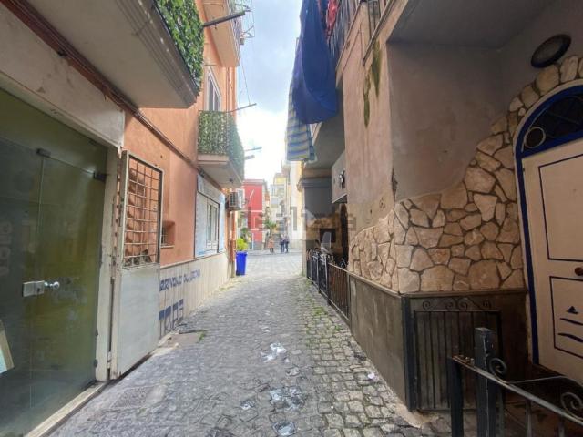 Locale Commerciale in affitto a Rione Ortodonico, Pozzuoli