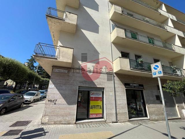 Locale Commerciale in affitto a Mellusi-Atlantici, Benevento