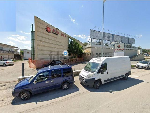 Locale Commerciale in affitto a Mosciano Sant'angelo, Abruzzo