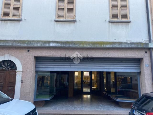 Locale Commerciale in affitto a Castiglione Delle Stiviere, Lombardia