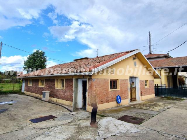 Locale Commerciale in affitto a Unione dei comuni Valli del Reno, Lavino e Samoggia, Calcara