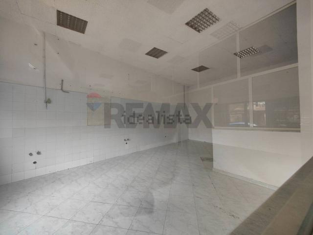 Locale Commerciale in affitto a Casoria, Campania