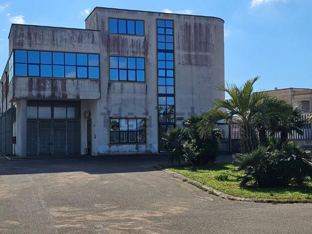 Locale Commerciale in affitto a Puglia, Lecce