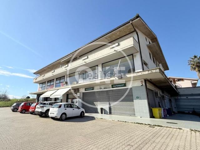 Locale Commerciale in affitto a Santa Teresa, Spoltore