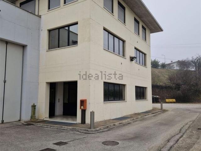 Locale Commerciale in affitto a Lugo Di Vicenza, Veneto