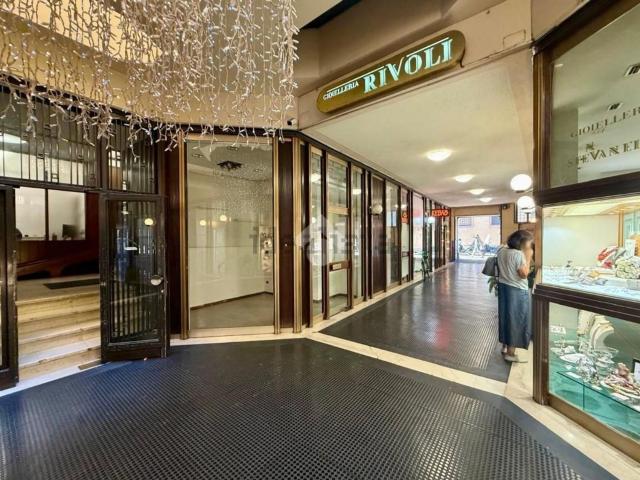 Locale Commerciale in affitto a Centro storico, Brenzone