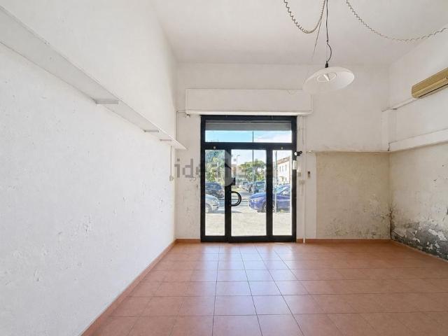 Locale Commerciale in affitto a Ardenza, Livorno