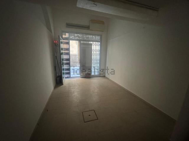 Locale Commerciale in affitto a Oltrera, Pontedera