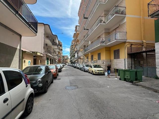 Locale Commerciale in affitto a Arzano, Campania