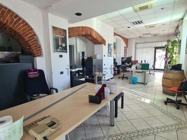 Locale Commerciale in affitto a Intra, Piemonte