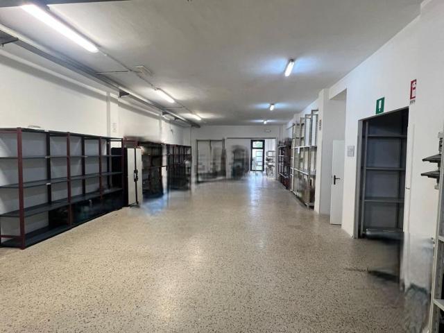 Locale Commerciale in affitto a Municipio Roma VI, Roma Capitale