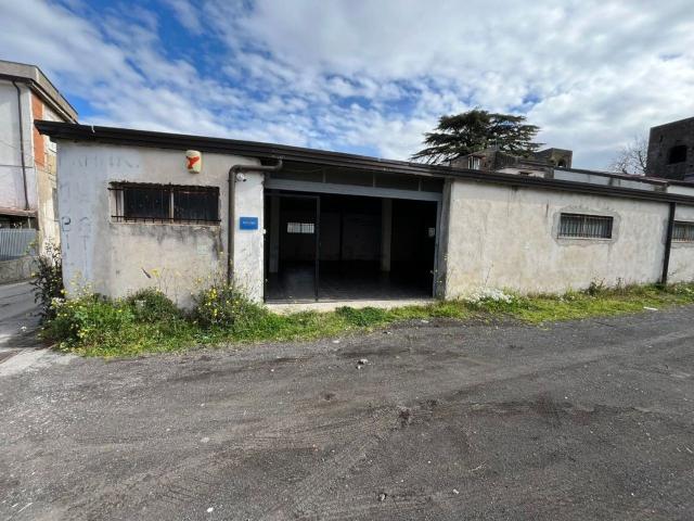 Locale Commerciale in affitto a Santa Maria di Costantinopoli, Somma Vesuviana