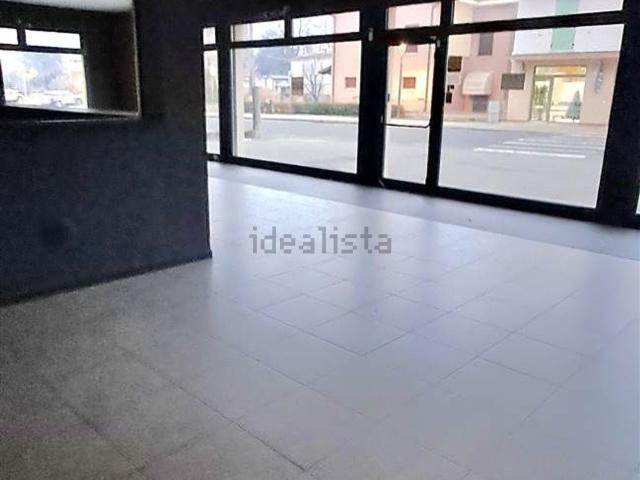 Locale Commerciale in affitto a Unione Comuni Modenesi Area Nord, Cavezzo