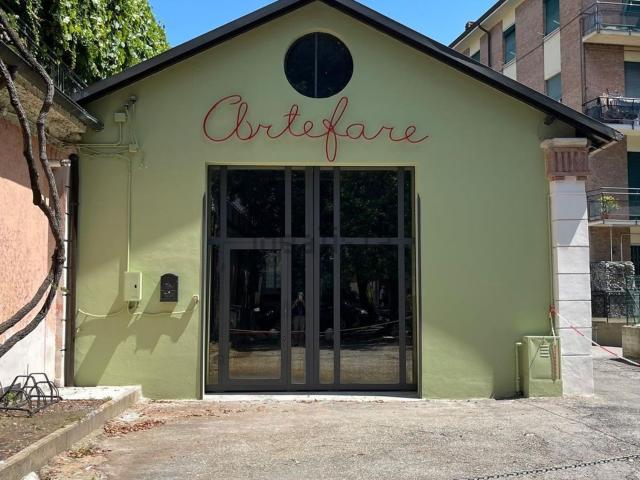 Locale Commerciale in affitto a Sant'Agostino esterna-Porta Castello, Re