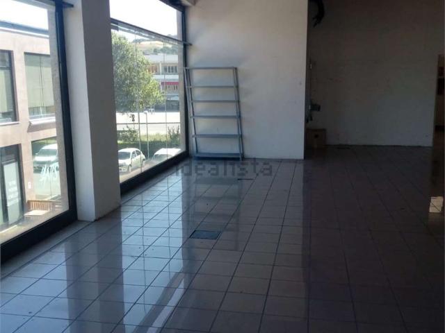Locale Commerciale in affitto a Marche, Ancona