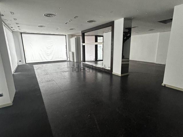 Locale Commerciale in affitto a Marche, Ancona
