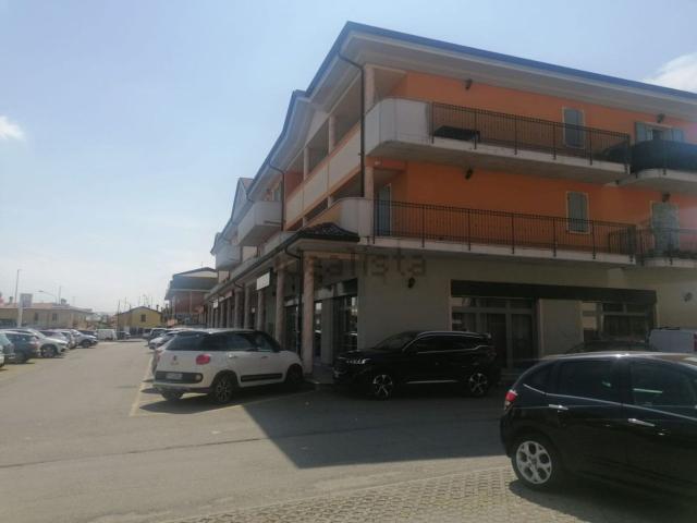 Locale Commerciale in affitto a Villaggio Famiglia, Rovato