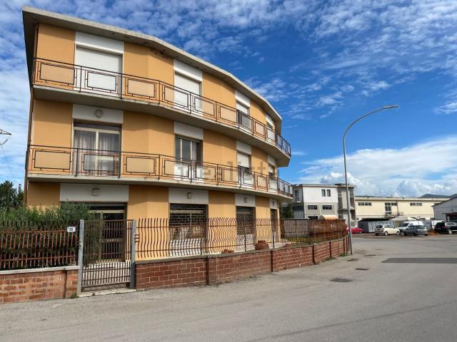 Locale Commerciale in affitto a Follonica, Toscana