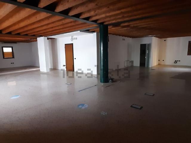 Locale Commerciale in affitto a Mozzecane, Veneto