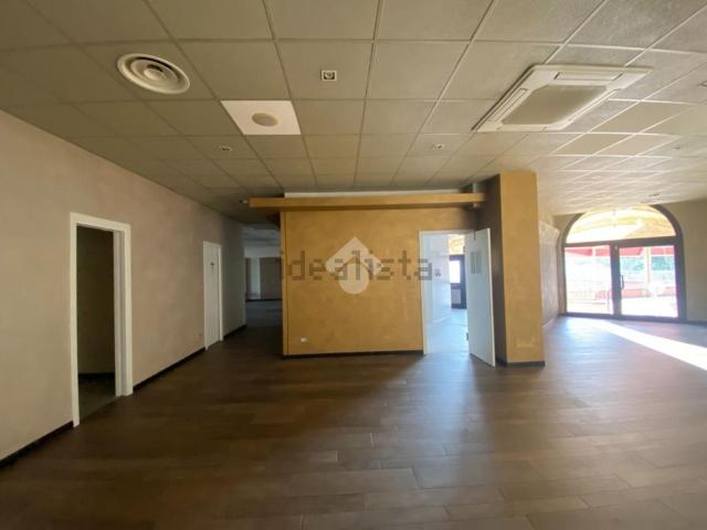 Locale Commerciale in affitto a Castiglione Delle Stiviere, Lombardia