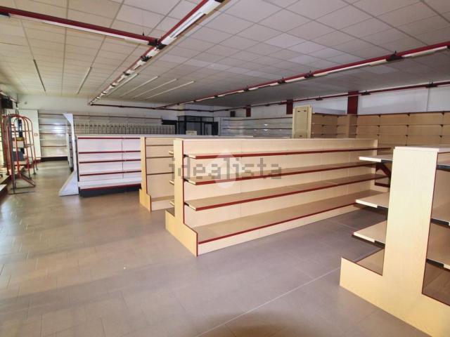 Locale Commerciale in affitto a Reggio Emilia, Gavassa