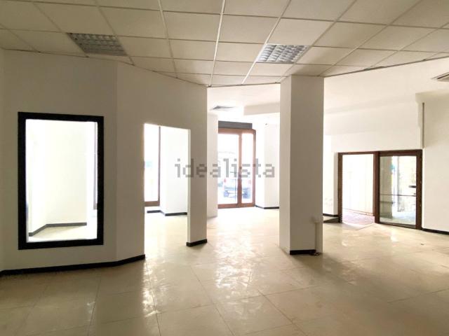Locale Commerciale in affitto a Borgo, Marche
