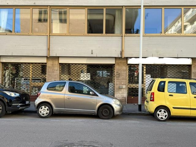 Locale Commerciale in affitto a Quartiere 2, Firenze