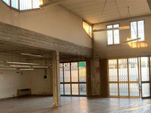 Locale Commerciale in affitto a Reggio Emilia, Mancasale