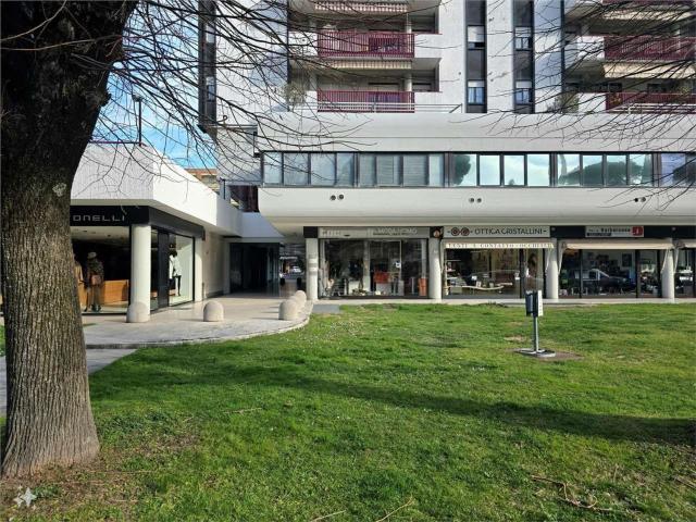 Locale Commerciale in affitto a Santa Lucia, Bastia Umbra