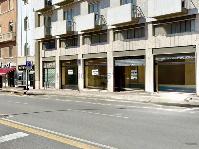 Locale Commerciale in affitto a Bonaria, Cagliari