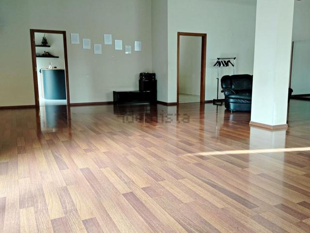 Locale Commerciale in affitto a Puglia, Bari