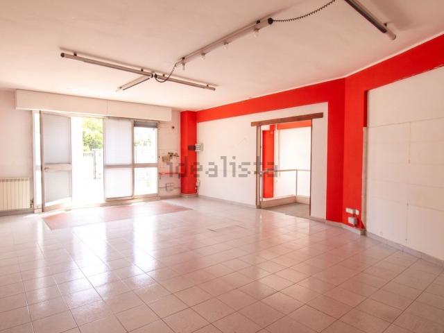 Locale Commerciale in affitto a Vallemiano, Marche