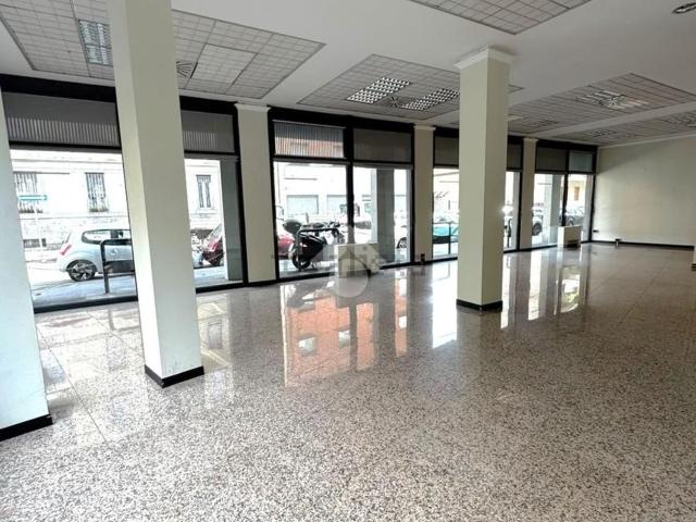 Locale Commerciale in affitto a Municipio 8 di Milano, Milano