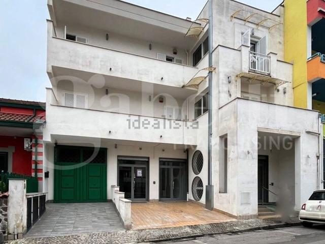 Locale Commerciale in affitto a Vitulazio, Campania