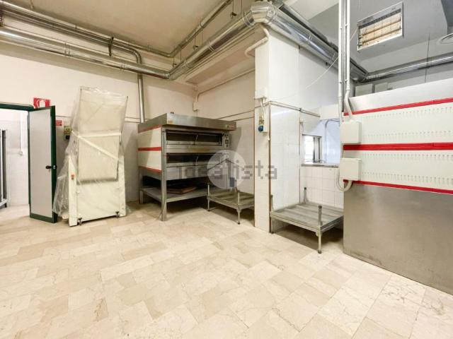 Locale Commerciale in affitto a Zona Est, Brescia