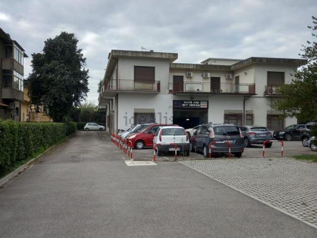 Locale Commerciale in affitto a Palazzo Del Pero, Toscana