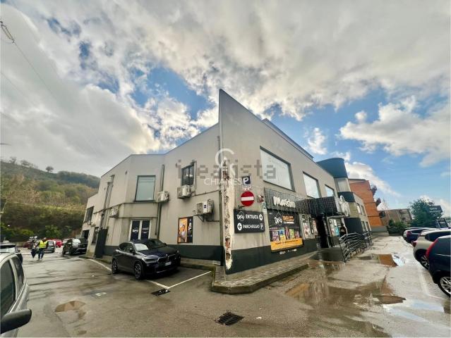 Locale Commerciale in affitto a Salerno, Campania