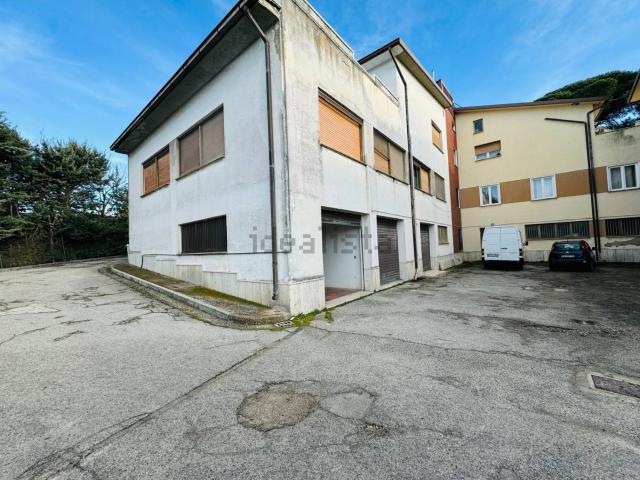 Locale Commerciale in affitto a Ariano Irpino, Campania