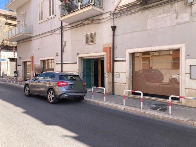 Locale Commerciale in affitto a Centro, Puglia