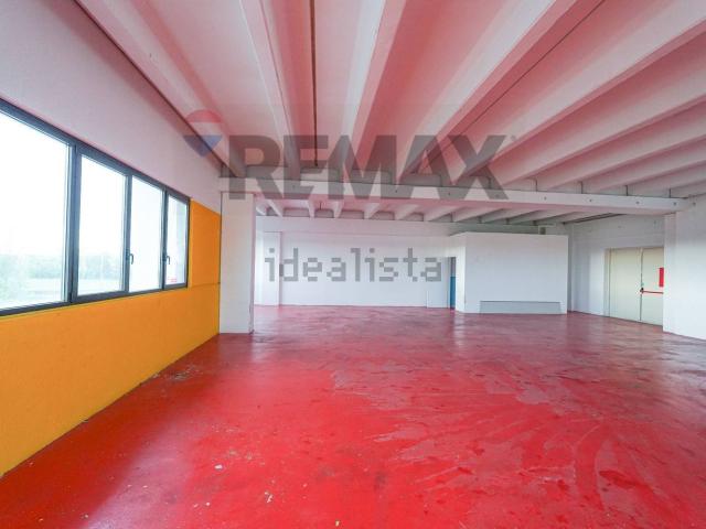 Locale Commerciale in affitto a Boltiere, Lombardia