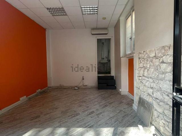 Locale Commerciale in affitto a San Felice Extra, Brenzone
