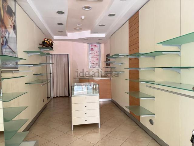 Locale Commerciale in affitto a Venafro, Molise