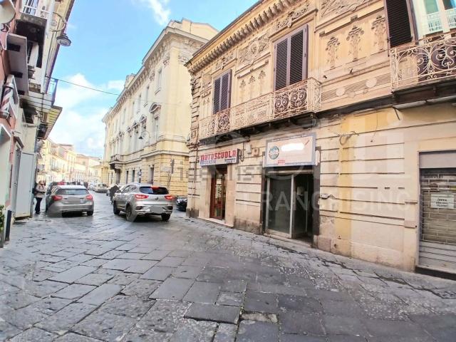 Locale Commerciale in affitto a Sant'Andrea dei Lagni, Santa Maria Capua