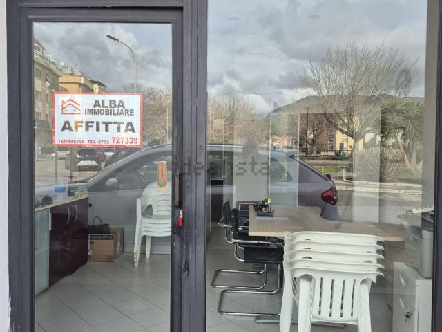 Locale Commerciale in affitto a Terracina, Lazio