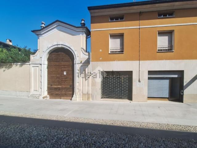 Locale Commerciale in affitto a Leno, Lombardia