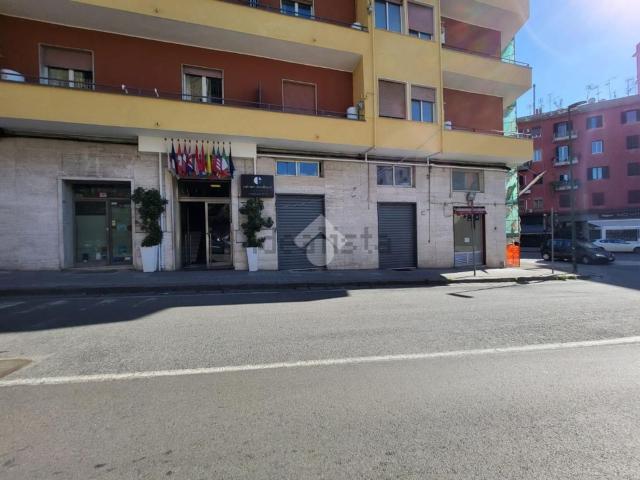 Locale Commerciale in affitto a Municipalità 10, Campania