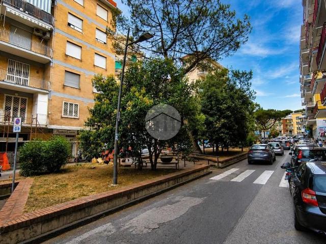 Locale Commerciale in affitto a Municipalità 3, Campania